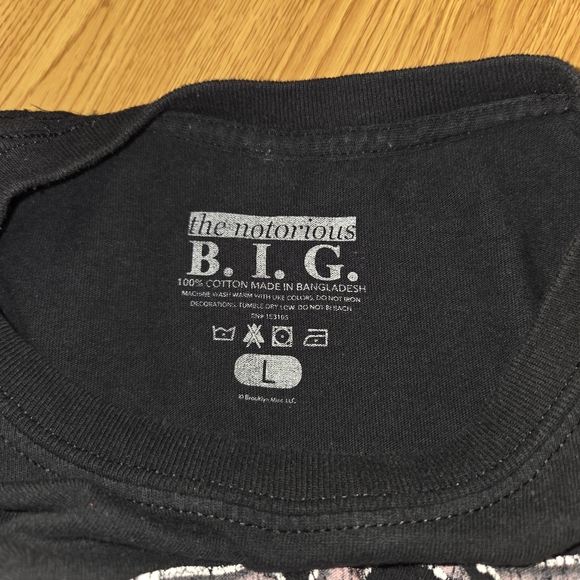 Gold and Black Short Sleeve Tee with Urban Art Flair - Picture 3 of 3